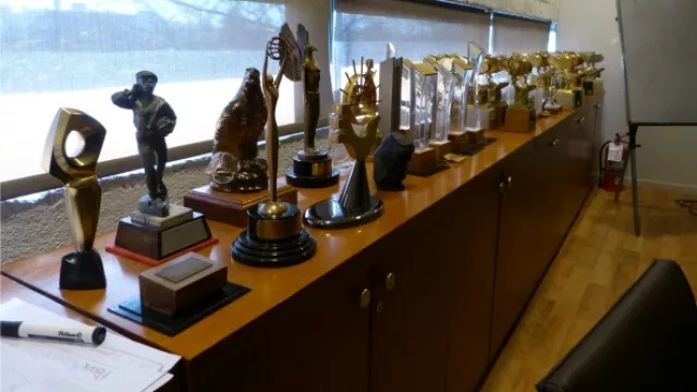 La sala de reuniones tiene una innumerable cantidad de premios que la agencia ha ganado en sus 35 años.
