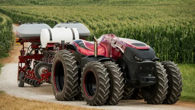 Lo que faltaba: prueban un tractor sin conductor
