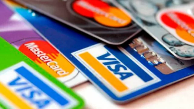 En la disputa entre comercios y tarjetas de crédito, ¿vos estás más cerca de la posición de…?