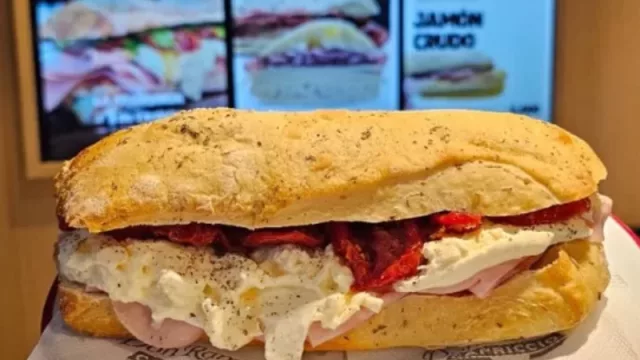 Sándwiches con sello propio: el Pelado aterriza en el barrio más joven de la ciudad (y suma nuevas franquicias)