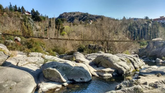 El puente cerca de la escuelita del pueblo.