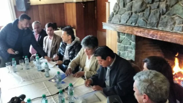 En la firma del convenio estuvieron presentes autoridades de ambas localidades. 