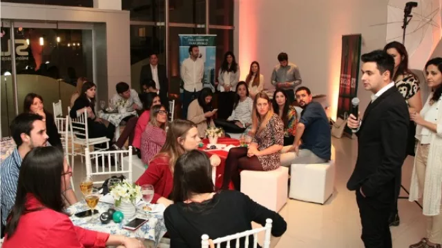 Las promesas jóvenes de las empresas gastronómicas cordobesas escuchan con atención cómo seguirá el proceso de votación luego de conocidos los equipos.