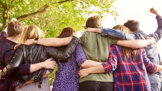 Western Union y Manos en Acción arman un “abrazononón” (buscan un Guinness en pos de la inclusión)