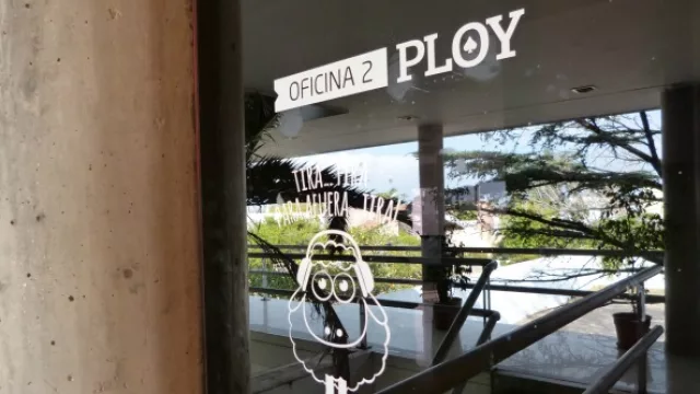 En la puerta de entrada la mascota de Ploy me recibe con un mensaje -pum para arriba-.