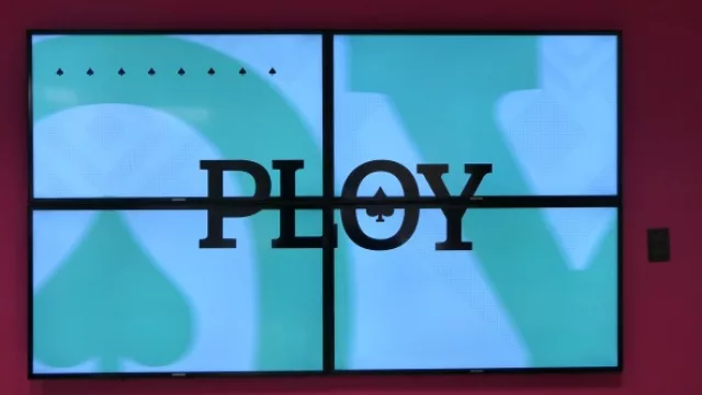 Ploy comenzó en 2012 con cartelería digital y hoy ha expandido sus servicios mucho más allá.