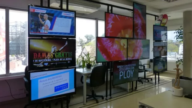 El área de producción rodeada de pantallas interactivas.