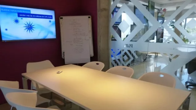 Sala de reuniones de la agencia.