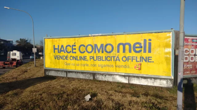 Cuando la ironía se imprime en gigantografías: la respuesta creativa cordobesa a Mercado Libre