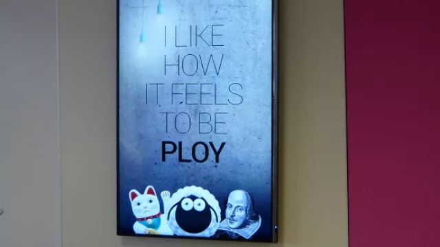 Me gusta como se siente Ploy (traducción del cartel).