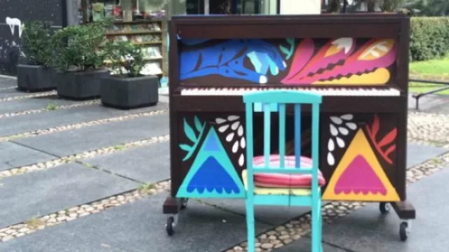 Un piano dando vueltas por Montevideo
