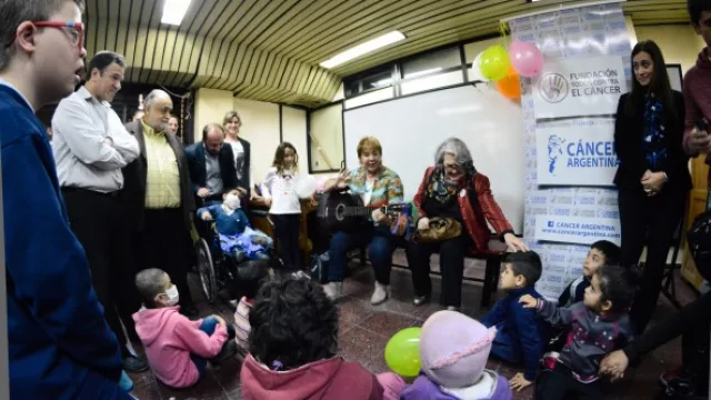 Entrega de juguetes a niños pacientes de Oncología del Hospital Infantil