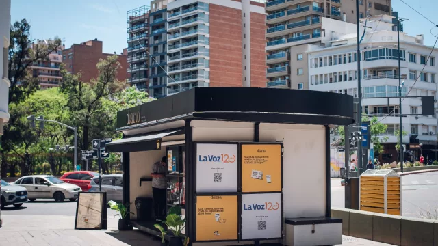 Así lucen los “nuevos” puestos de diarios y revistas en la ciudad (el plan municipal para su reconversión comercial)