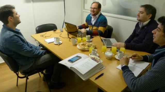 Nahuel Acosta, Giuliano Franchi, Marcos y Eduardo en plena reunión operativa.