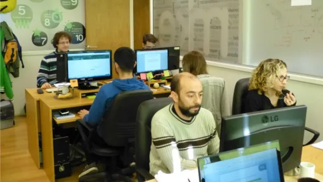 El equipo trabajando concentradamente.