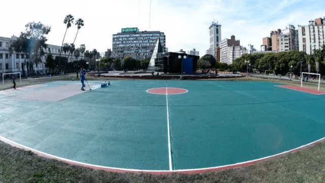 Tomala vos, damela a mí… estreno de cancha en Plaza de la Intendencia