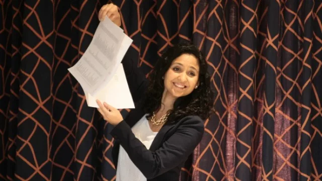 Marianella Russo, jefa comercial de InfoNegocios realizando el sorteo de pases para El Ojo de Iberoamérica.