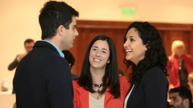 Lucas Romagnoli de la agencia The FuzzyFish dialogando con Laura Olivan y Marianella Russo de InfoNegocios.