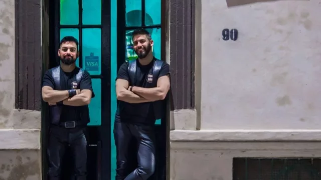 Fetiche, cócteles y anonimato: abrió en Córdoba el primer bar gay (con ambiente cruising y noches temáticas para adultos)