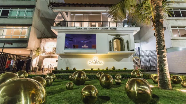 El frente de Casa Omega montada sobre la Casa de Cultura Laura Alvim.