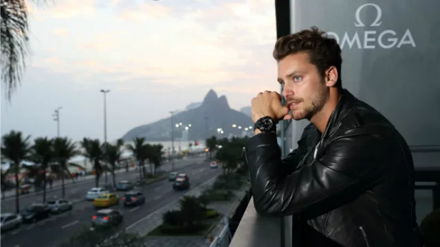 El cantante suizo Bastian Baker contempla la belleza de Río desde Omega House.