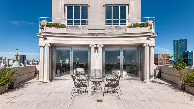 Pero qué paquetería: sale a la venta el penthouse de Corina Kavanagh (750 metros en un edificio icónico y... ¡a buen precio!)