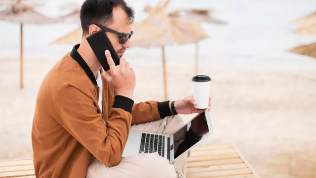 El 65 % de los profesionales en España no cumplen con la desconexión fuera del horario laboral