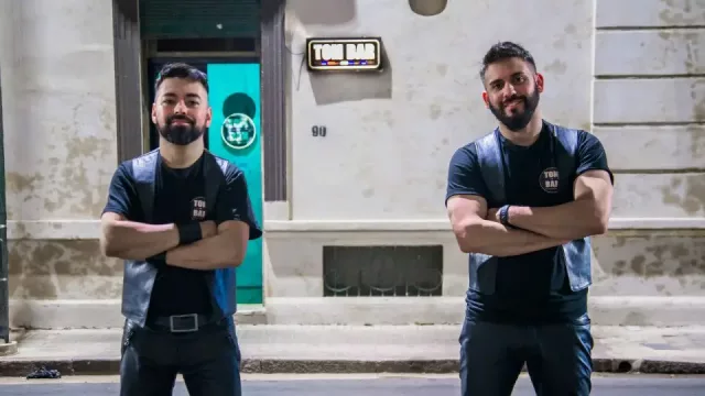 Fue a Tom Bar y comenta…