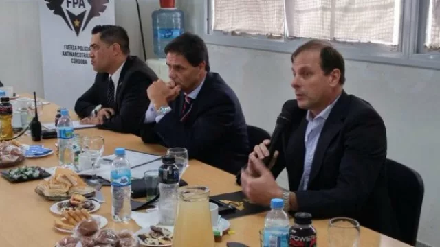 El fiscal Sicardi, primero a la derecha, investiga la posible comisión de un delito federal en la rave.