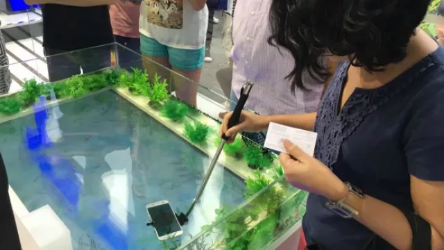 Samsung -patrocinador oficial- monto local con características del s7 y hace experiencias. 