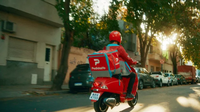 PedidosYa le amplía sus créditos para repartidores hasta $700.000 (la mayoría lo usa para mejorar su movilidad)