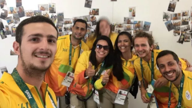 Mario Gerlo Sanchez (izq) juntos a compañeros de voluntariado de JJ.OO.