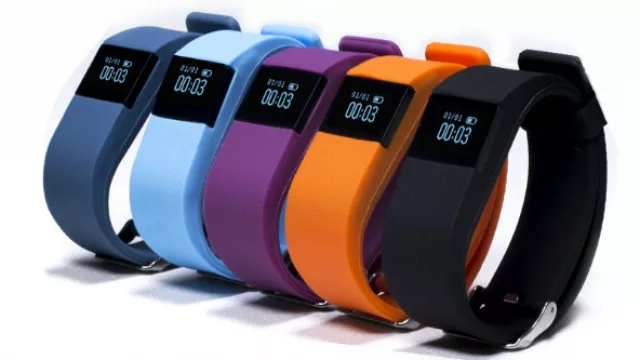 Una leona con pulsera inteligente nacional