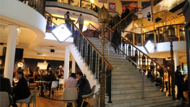 La imponente escalera de Patio Olmos atraviesa los espacios de Bilberry.