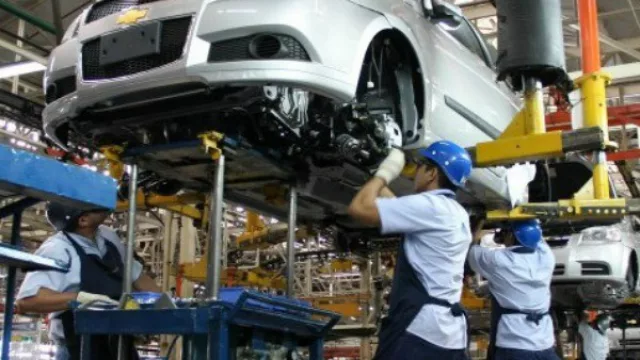 Los pésimos indicadores que revelan la "primarización" de la industria y la construcción local