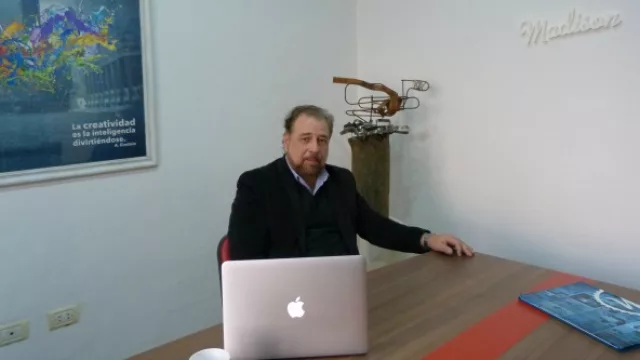 Pablo Castro, director general de Madison en la sala de reuniones donde se aprecia una de las esculturas realizada por Miguel Toranzo.