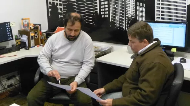 Javier Barrera (coordinador general) y Gonzalo Piñero (gerente de márketing de la agencia) en plena actividad creativa.