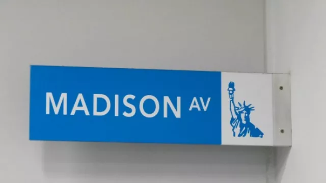 La Av. Madison de Nueva Yor, donde se ubican las grandes agencias de publicidad del mundo, da origen al nombre de la agencia.