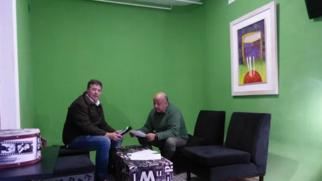 Gonzalo Piñero y miguel Toranzo (arquitecto encargado de la arquitectura corporativa ) trabajando en el espacio de trabajo donde habitualmente se ubican en la agencia.