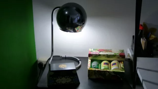 Objetos antiguos son parte de la decoración de la agencia, como esta lámpara.