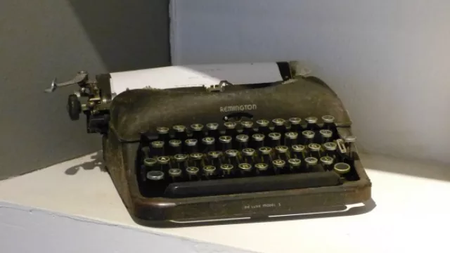 En unas de las salas de la agencia se pueden apreciar más objetos antiguos, como la -vieja y querida Remington-.