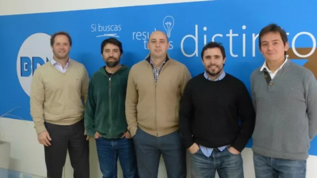 (De izq a der) Javier de Vértiz, Matías Loréfice, Sebastián de Vértiz, Ignacio de Vértiz y Pablo Rigoni Kobayashi, los 5 socios de la agencia.