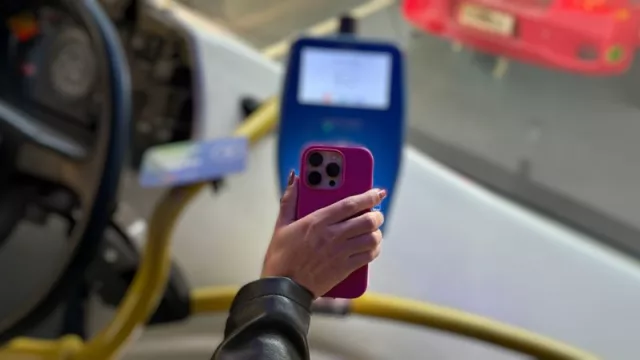 Tenía que llegar y llegó: ya se puede pagar el colectivo con QR desde la app de Mercado Pago