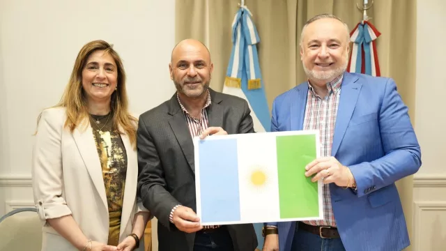 Villa María presentó su bandera oficial: la propuesta “Quinquela Martín” será el nuevo símbolo de la ciudad