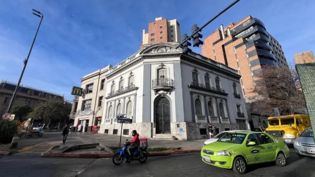 KFC le toma la sopa a Burger King y se instala al lado del McDonald's de Plaza España (una casona con historia)