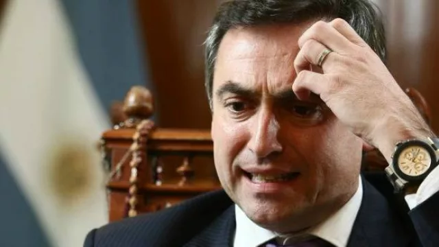 En contra de Mestre y en contra de la encuesta que da contra de Mestre