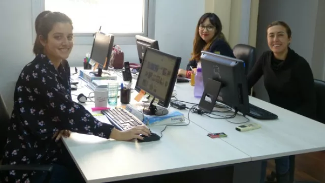 Konito: (Izq) Carla Pacheco (Community manager), Ma. Alejandra Araoz, Profesional en marketing que está realizando una pasantía en la agencia, y Pía Romero (Community Manager).