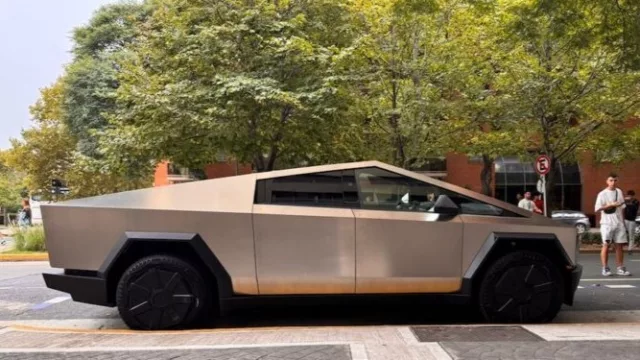 La Tesla Cybertruck ya circula en Argentina: así es la pick-up eléctrica que divide opiniones