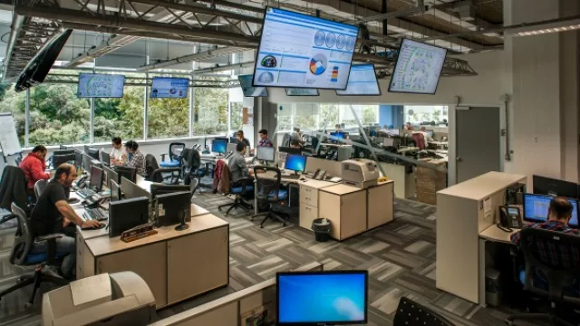 La sala de control: las nuevas oficinas de Red Link en Bouchard 557.