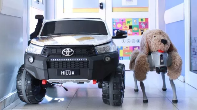 La Reina Fabiola suma un autito eléctrico para llegar al quirófano  y un perro robot a su área de pediatría